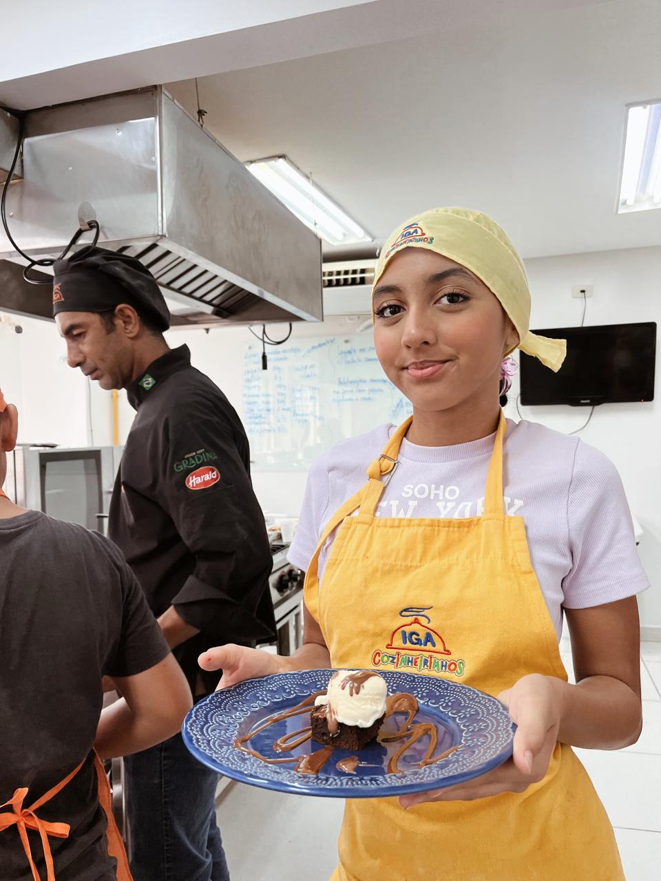 Aluno na cozinha do IGA Juiz de Fora