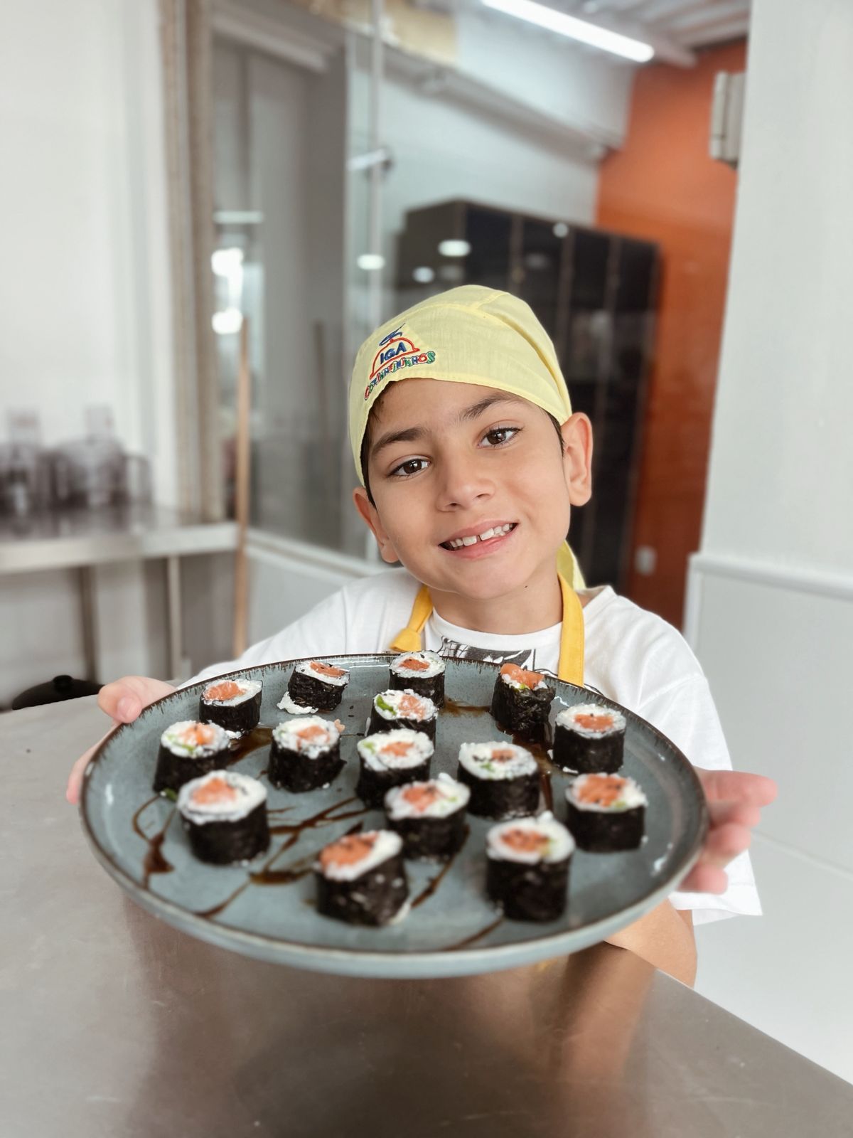 Aluno na cozinha do IGA Juiz de Fora