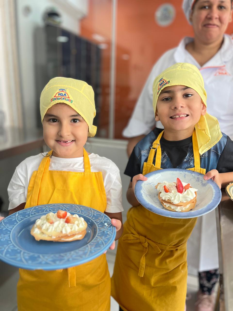 Aluno na cozinha do IGA Juiz de Fora