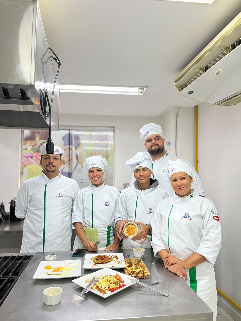 Aluno na cozinha do IGA Juiz de Fora