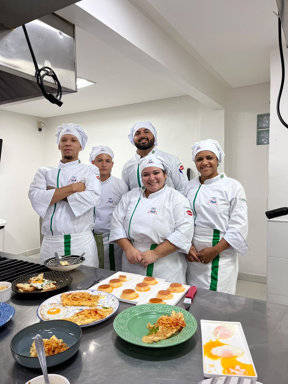 Aluno na cozinha do IGA Juiz de Fora
