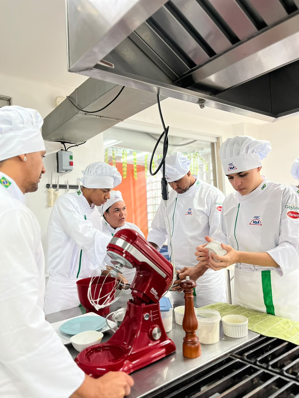 Aluno na cozinha do IGA Juiz de Fora